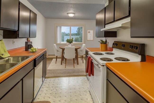 Arctic Sun in Anchorage, AK - Foto de edificio - Building Photo