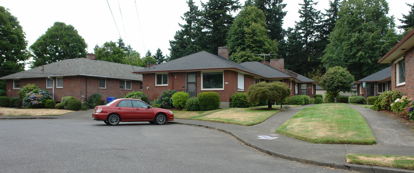 5526-5554 NE Clackamas St in Portland, OR - Building Photo