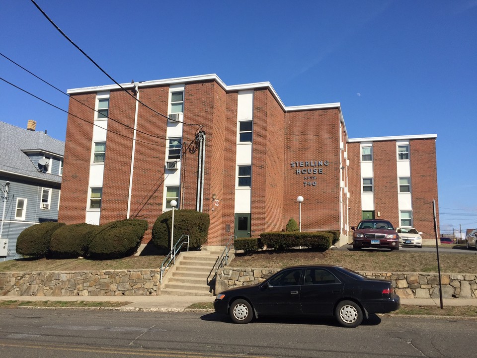 Sterling House Apartments in Bridgeport, CT - Building Photo