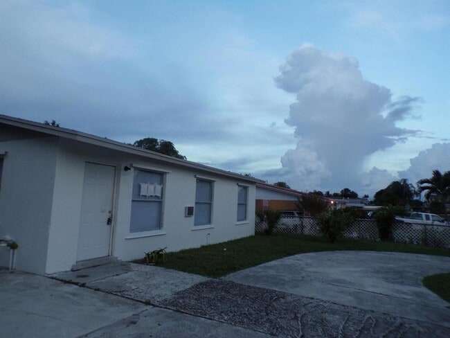 1572 W 31st St in West Palm Beach, FL - Foto de edificio - Building Photo