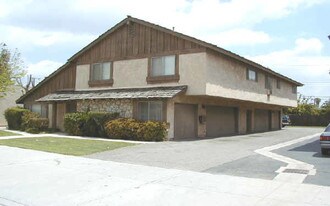 320 S Beach Blvd in La Habra, CA - Building Photo
