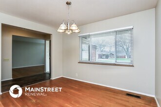 5 Whitney Cir in Florissant, MO - Foto de edificio - Building Photo