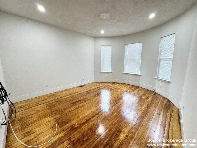 10 Pond St, Unit 1 in Boston, MA - Foto de edificio - Building Photo
