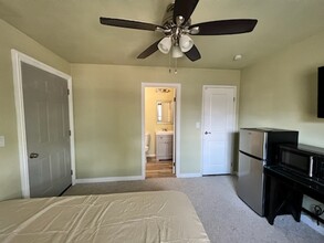 60 Chartan Ave, Unit back house in Las Vegas, NV - Building Photo - Building Photo