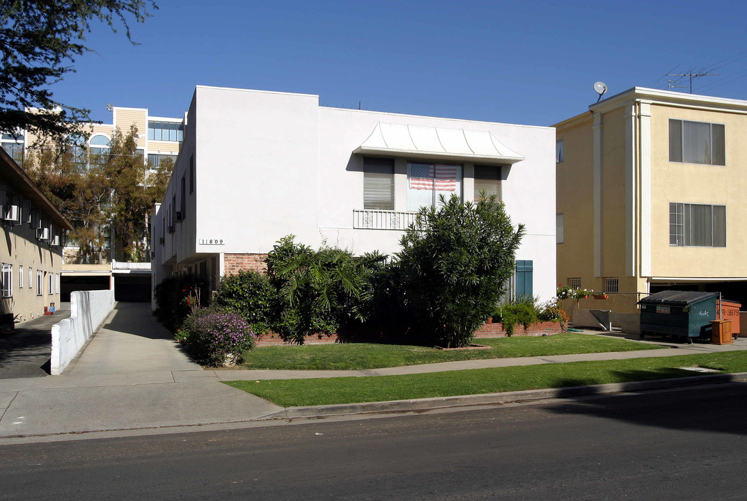 11809 Darlington Ave in Los Angeles, CA - Foto de edificio