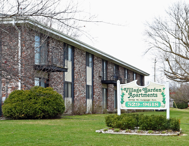 Village Gardens Apartments in Hales Corners, WI - Foto de edificio - Building Photo