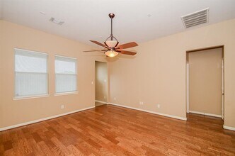 2947 Meadowglen Crest in Houston, TX - Building Photo - Building Photo