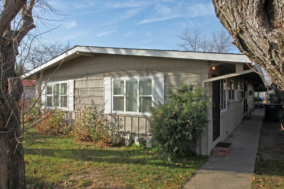 2335 Erickson St in Sacramento, CA - Foto de edificio