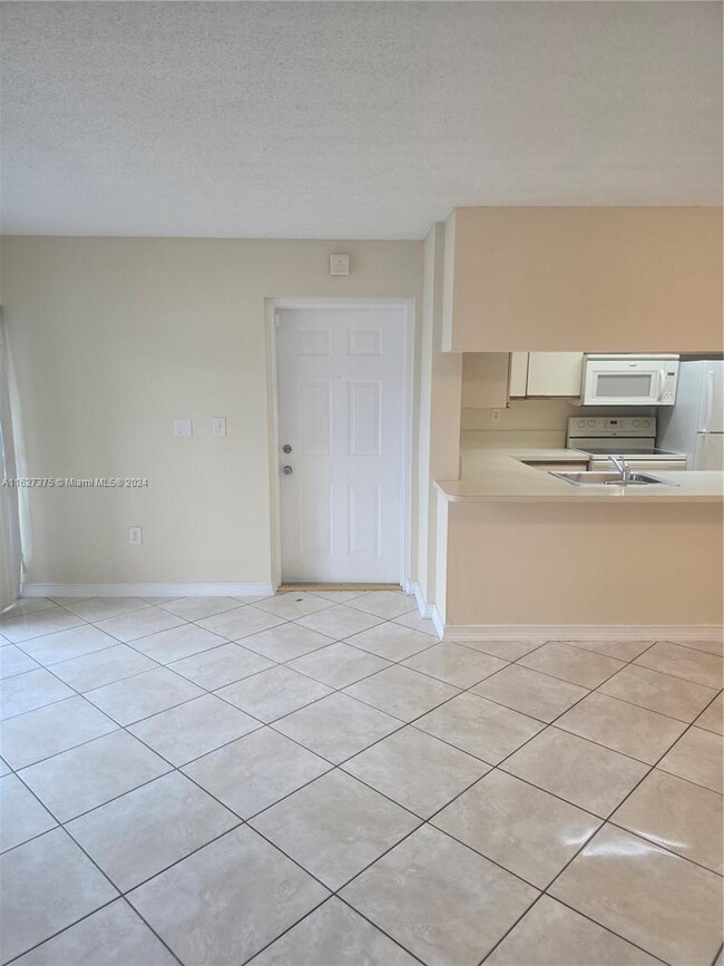 17320 NW 67th Pl in Hialeah, FL - Foto de edificio - Building Photo