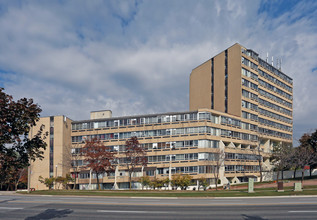 5580 Sheppard Ave in Toronto, ON - Building Photo - Building Photo