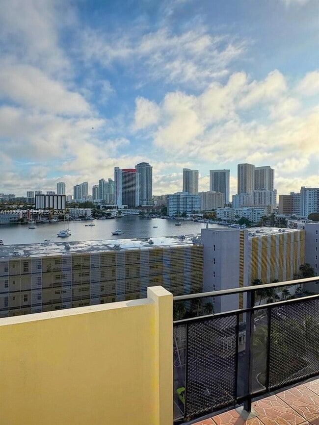 401 Golden Isles Dr, Unit 14 in Hallandale Beach, FL - Foto de edificio - Building Photo