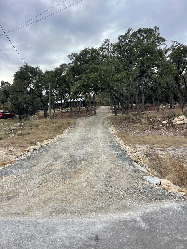 1420 Stallion Springs Dr in Canyon Lake, TX - Building Photo - Building Photo