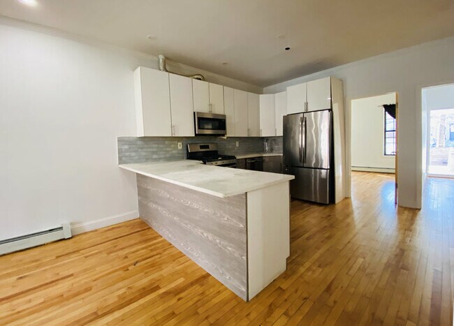 354 Bradford St, Unit 1 in Brooklyn, NY - Foto de edificio - Building Photo