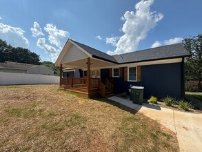 725 Brookside Dr in Gastonia, NC - Foto de edificio - Building Photo