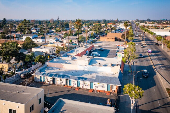 605 N Long Beach Blvd in Compton, CA - Building Photo - Building Photo