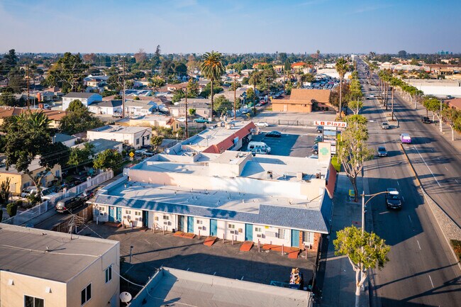 605 N Long Beach Blvd in Compton, CA - Foto de edificio - Building Photo