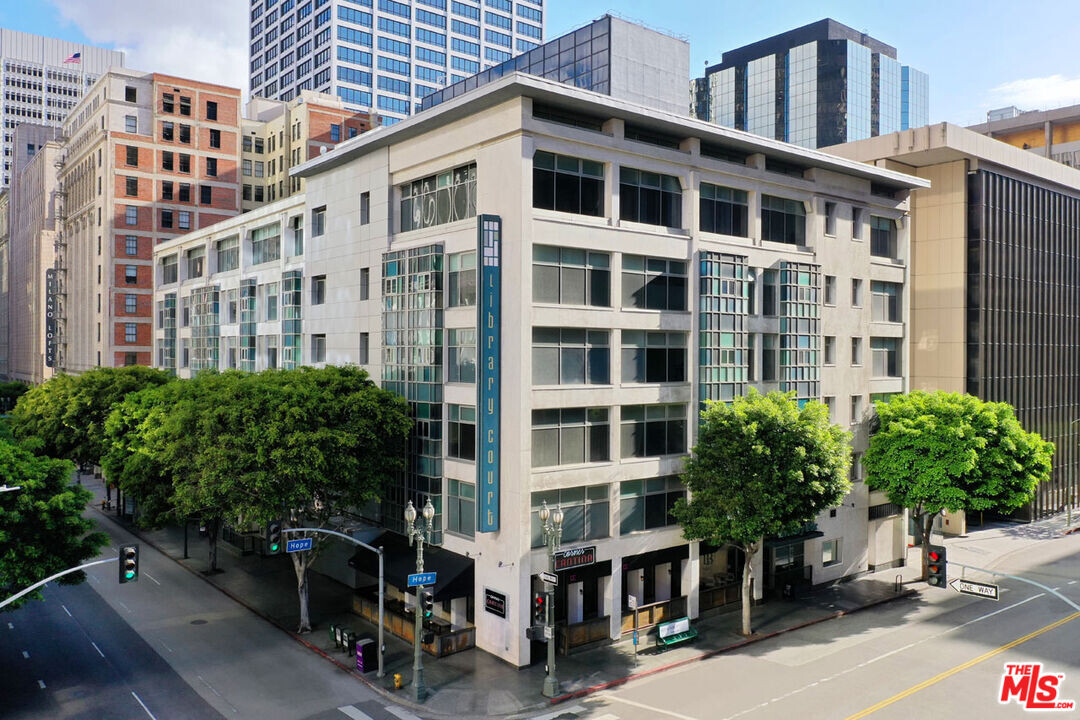 630W W 6th St in Los Angeles, CA - Building Photo