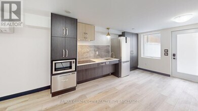 729 Queensdale Ave E in Hamilton, ON - Building Photo - Building Photo