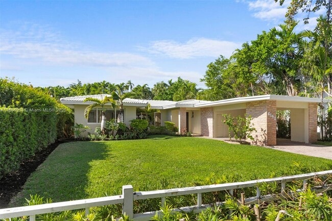 6140 Pine Tree Dr in Miami Beach, FL - Building Photo - Building Photo