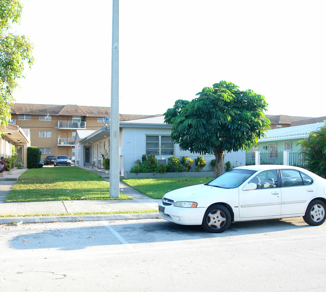 2359 NE 172nd St in North Miami Beach, FL - Building Photo - Building Photo