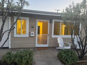 621 Larkspur Ave in Newport Beach, CA - Building Photo - Building Photo