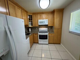 8101 Camino Real in Miami, FL - Building Photo