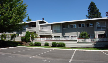 Hidden Creek Condos in Bellevue, WA - Building Photo - Building Photo