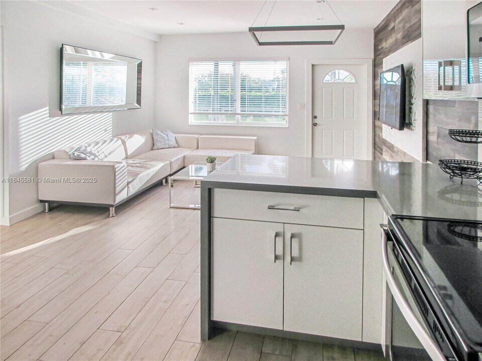 9220 Biscayne Blvd in Miami Shores, FL - Building Photo