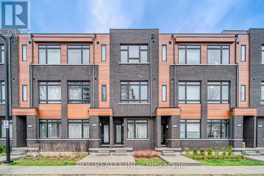 370D Red Maple Rd in Richmond Hill, ON - Building Photo