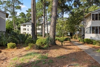 River Crossing Apartments in Thunderbolt, GA - Foto de edificio - Building Photo