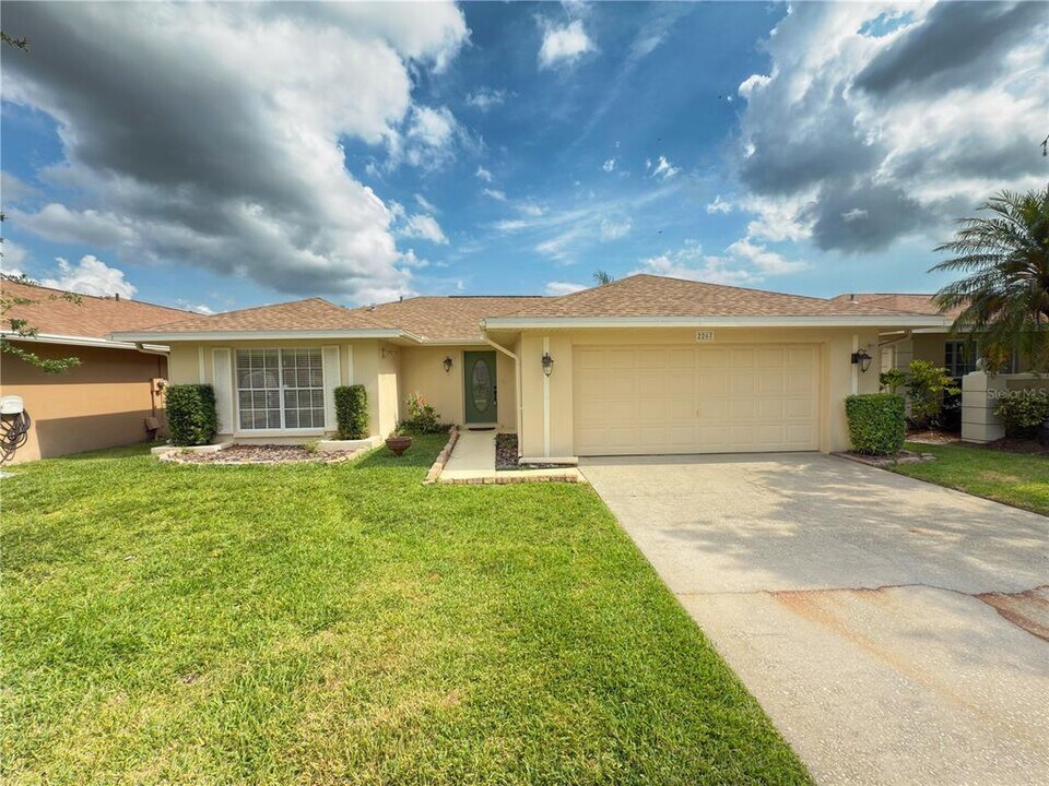 2267 Heron Cir in Clearwater, FL - Building Photo