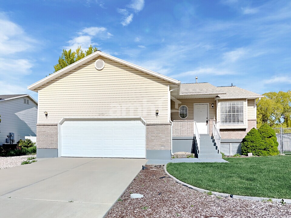 5069 S Vista Dr in Roy, UT - Building Photo