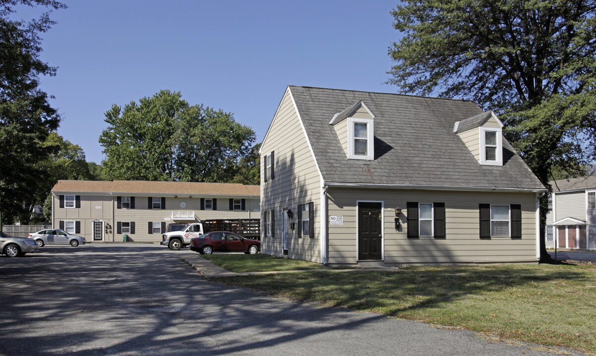 Carriage Lamp Apartments in Richmond, VA - Building Photo