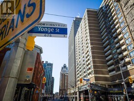 55 Charles St E in Toronto, ON - Building Photo