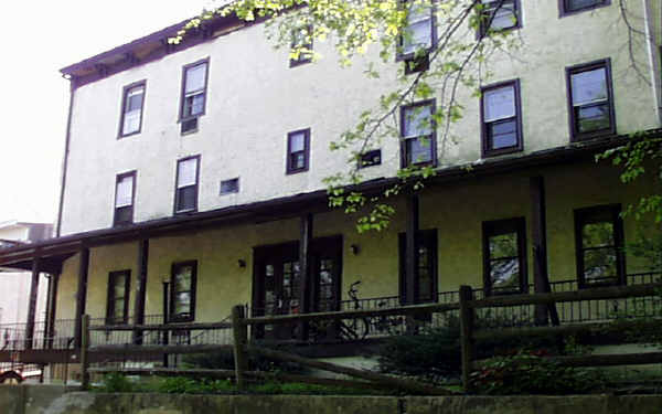 4106 Lower Rd in Levittown, PA - Foto de edificio