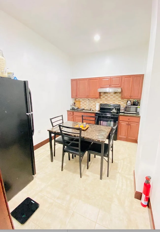 4428 Chestnut St, Unit 2nd Floor Front in Philadelphia, PA - Foto de edificio - Building Photo
