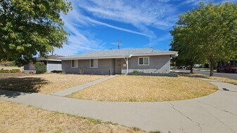 45010 18th St W in Lancaster, CA - Building Photo