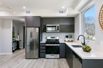 The A in Sylmar, CA - Foto de edificio - Interior Photo