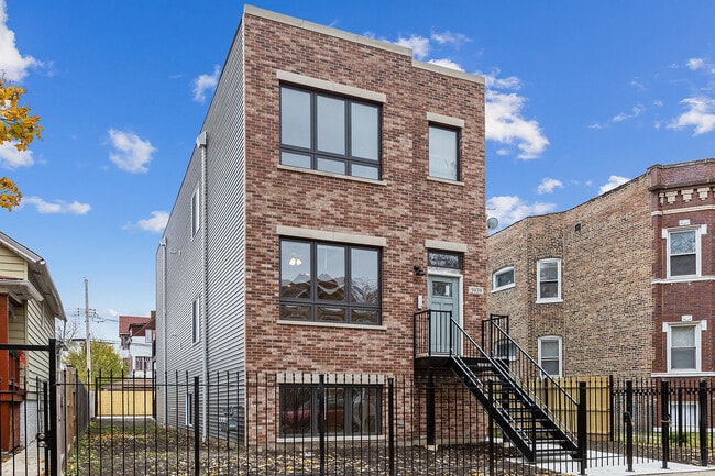 5939 W Superior St in Chicago, IL - Building Photo - Building Photo