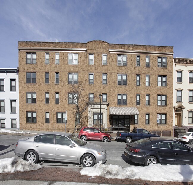 Robinson Square Apartments in Albany, NY - Foto de edificio - Building Photo