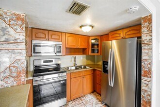 1326 NW 72nd St in Miami, FL - Building Photo - Building Photo