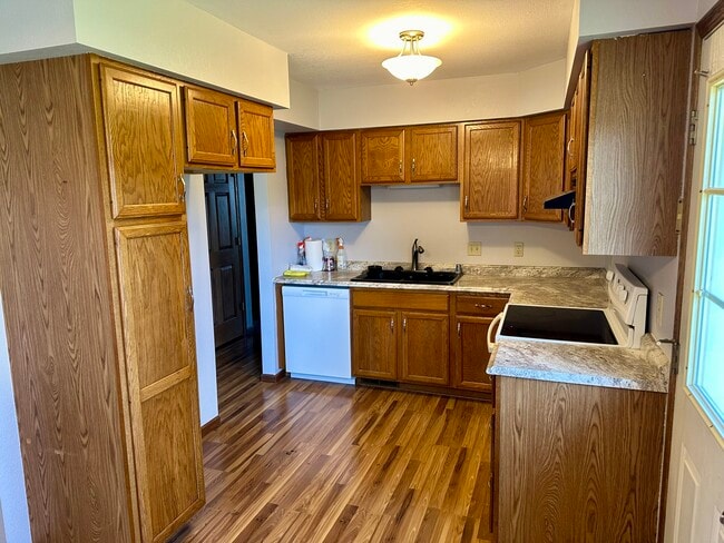 E1592 Raymond Dr in Waupaca, WI - Foto de edificio - Building Photo