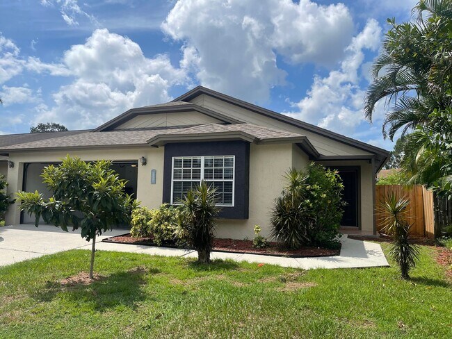 1442 Tiverton Dr in Brandon, FL - Building Photo - Building Photo