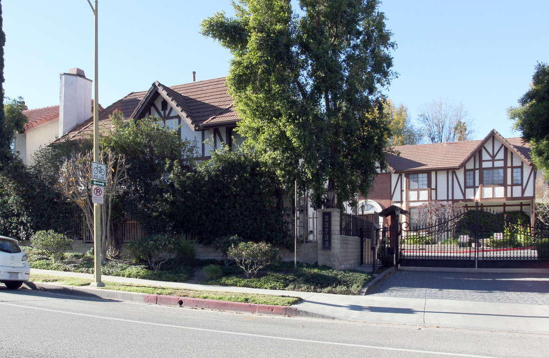 23733 Burbank Blvd in Woodland Hills, CA - Building Photo