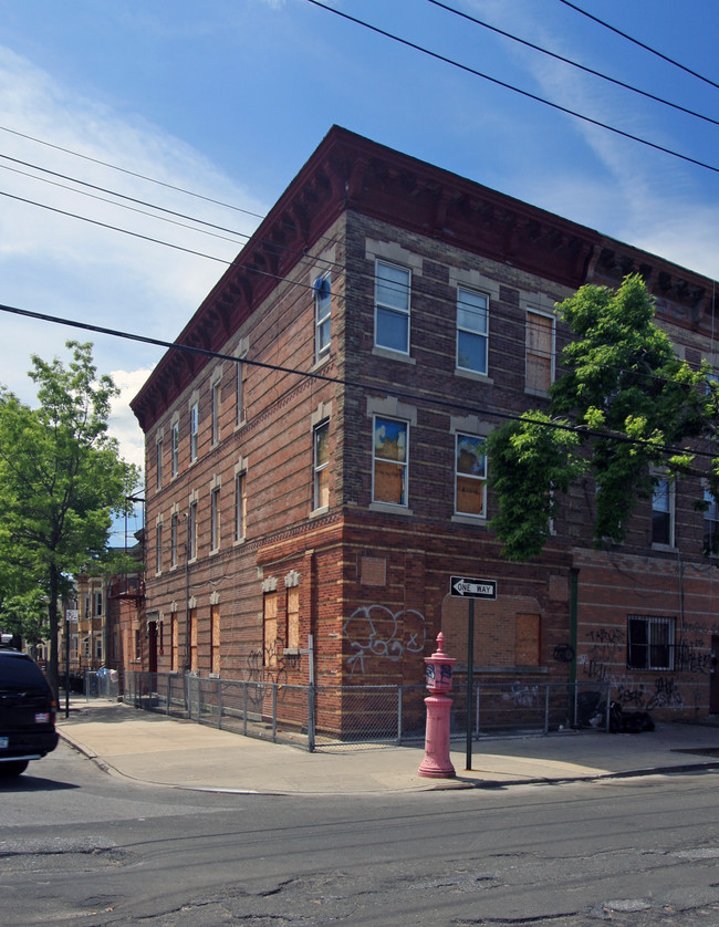 574 Ridgewood Ave in Brooklyn, NY - Building Photo - Building Photo