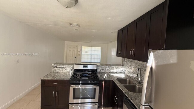 520 SW 10th St in Hallandale Beach, FL - Building Photo - Building Photo