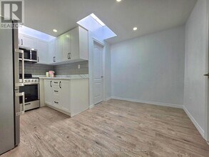 658 Dundas St W in Toronto, ON - Building Photo - Building Photo