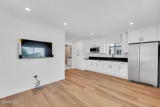 7633 Yarmouth Ave in Los Angeles, CA - Building Photo - Building Photo