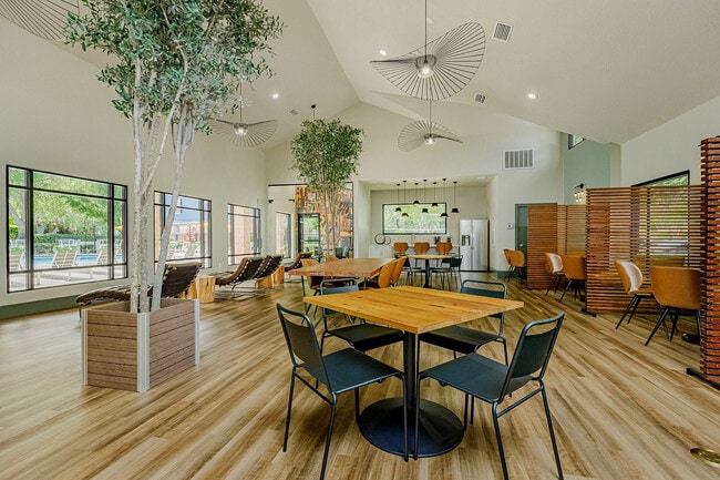 Reflections in Tampa, FL - Foto de edificio - Building Photo