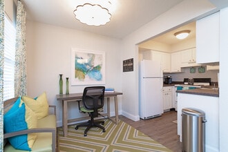 Oak Manor Apartment Homes in Tampa, FL - Building Photo - Interior Photo